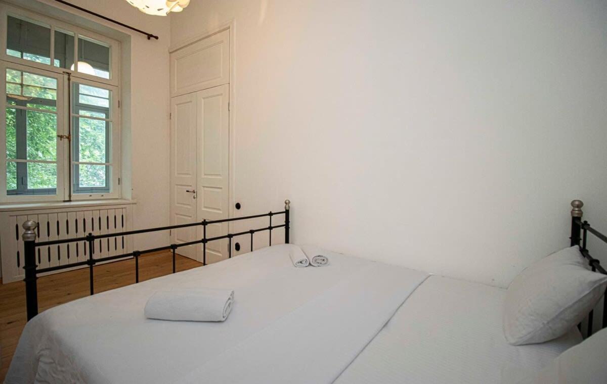 Tranquil 1BR Sololaki Apt - By Wehost view 4