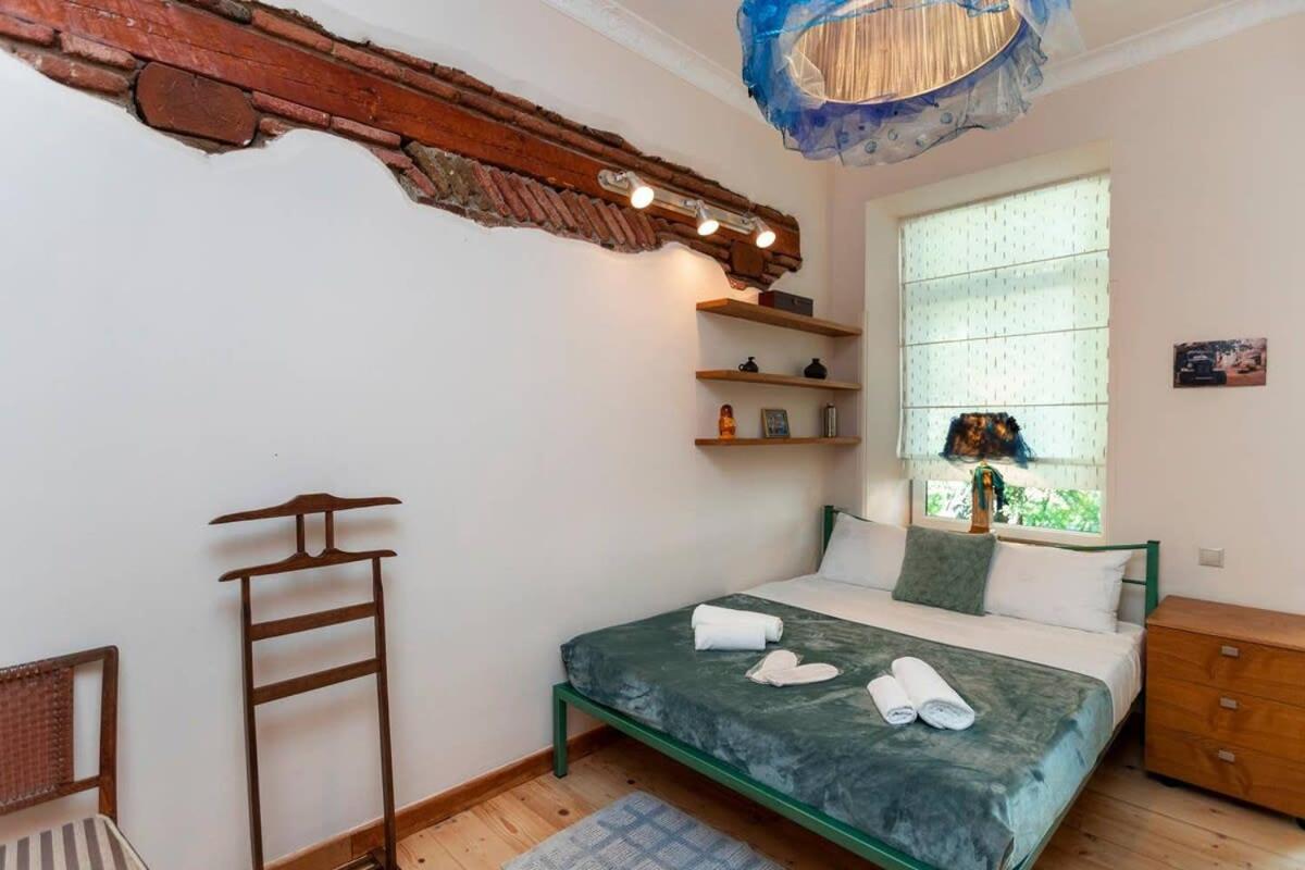 Colorful apt w a furnished terrace 2 min from Rustaveli avenue view 3