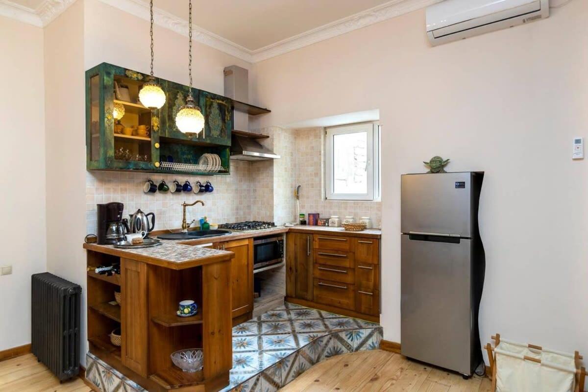 Colorful apt w a furnished terrace 2 min from Rustaveli avenue view 5