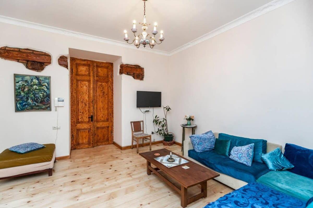 Colorful apt w a furnished terrace 2 min from Rustaveli avenue view 4