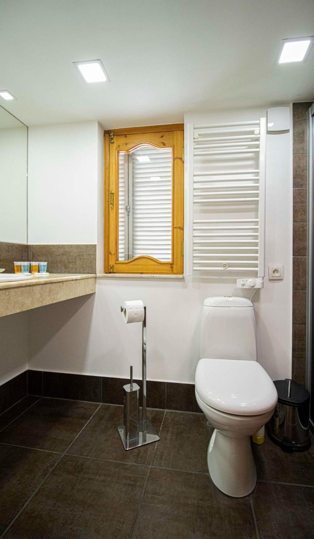 Central 4BR Apt for Groups & Families - By Wehost view 4