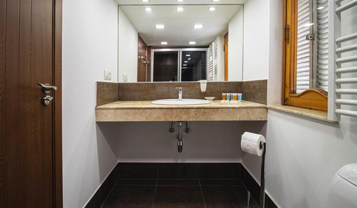 Central 4BR Apt for Groups & Families - By Wehost view 2