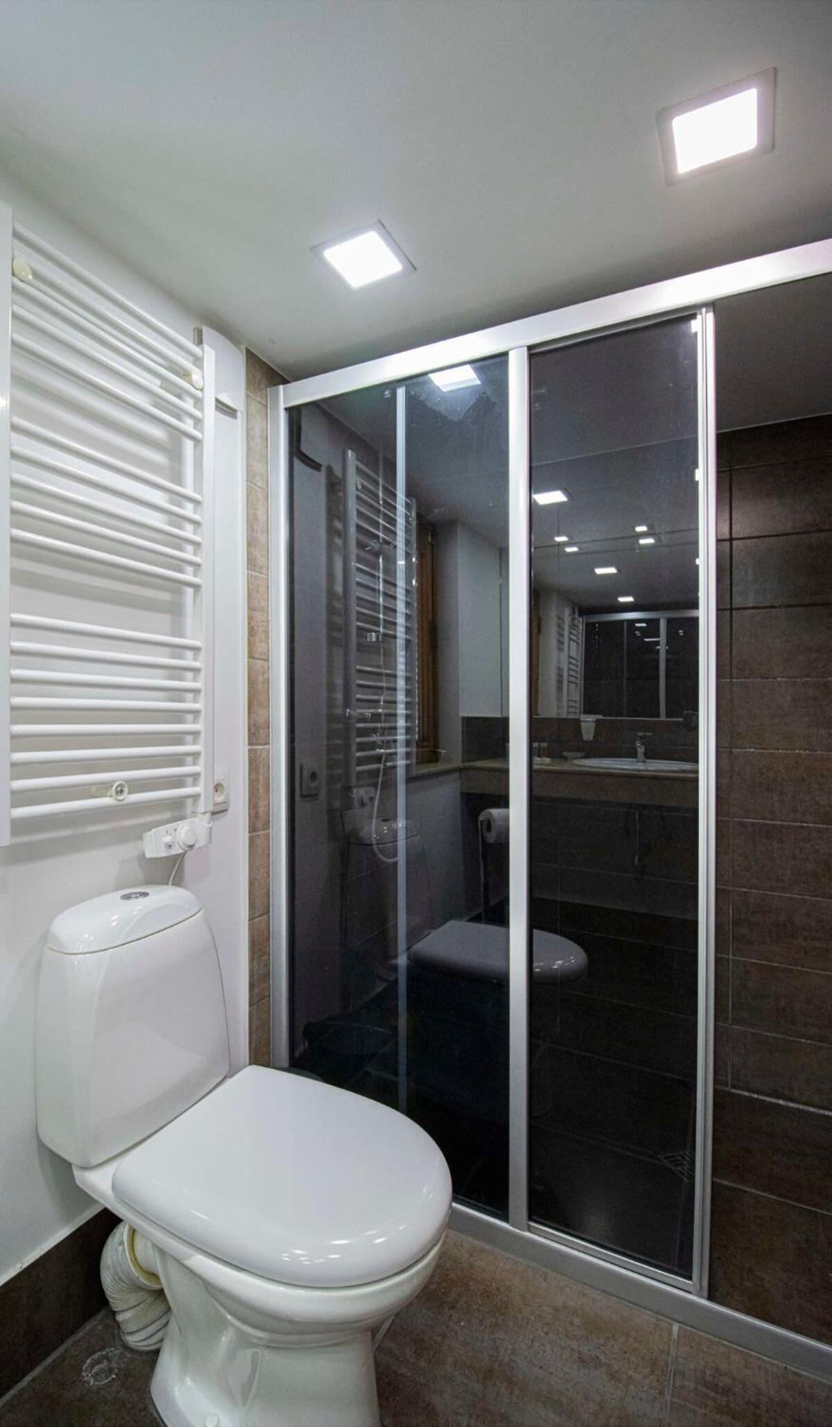 Central 4BR Apt for Groups & Families - By Wehost view 3