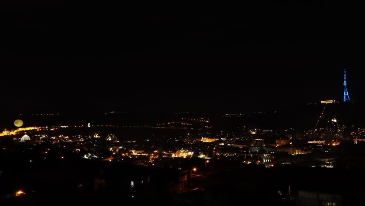 Luxurious 3BR Apartment W Stunning views view 2