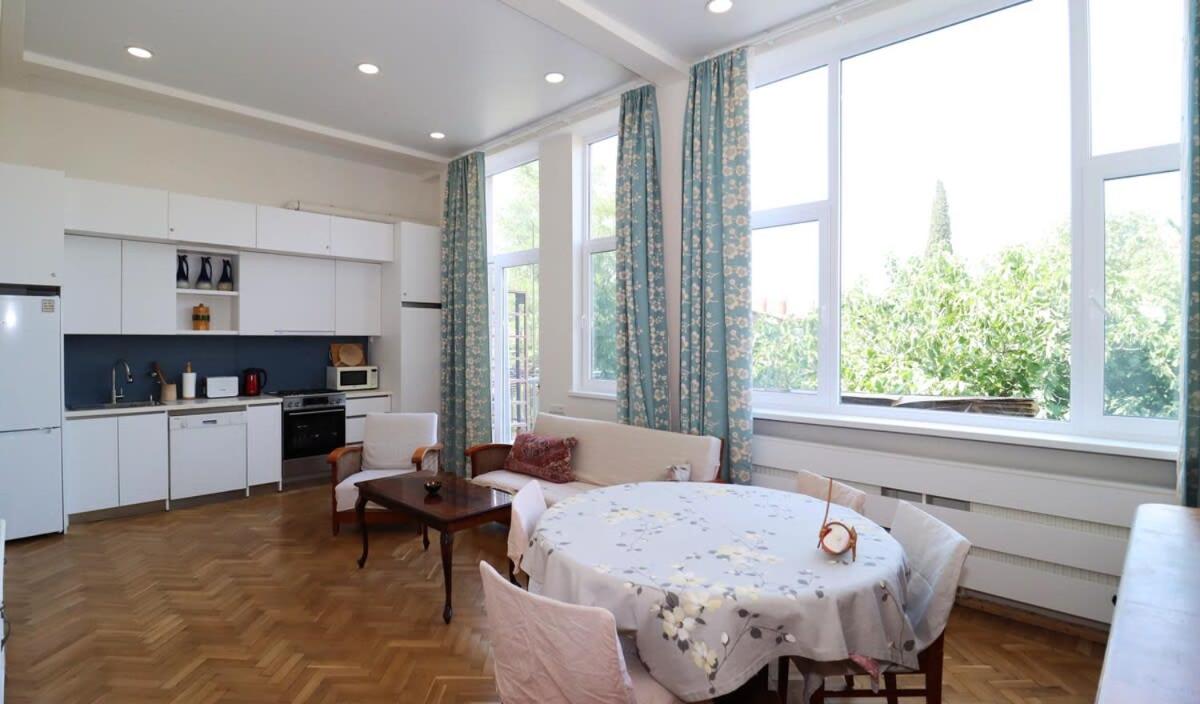 City Center Charm Family Apartment - By Wehost view 3