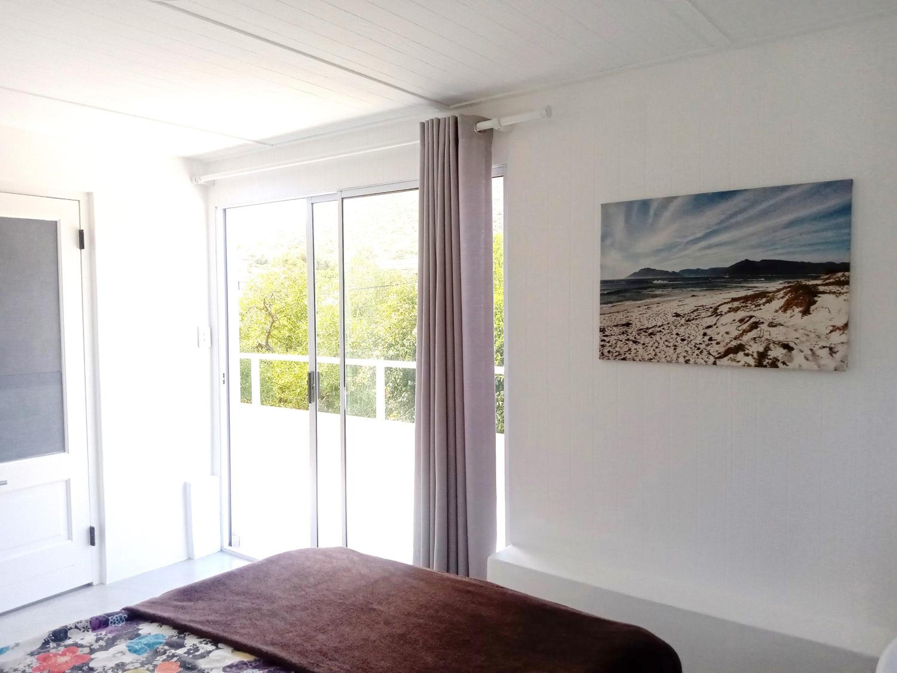 2 bedroom cottage walking distance to beaches