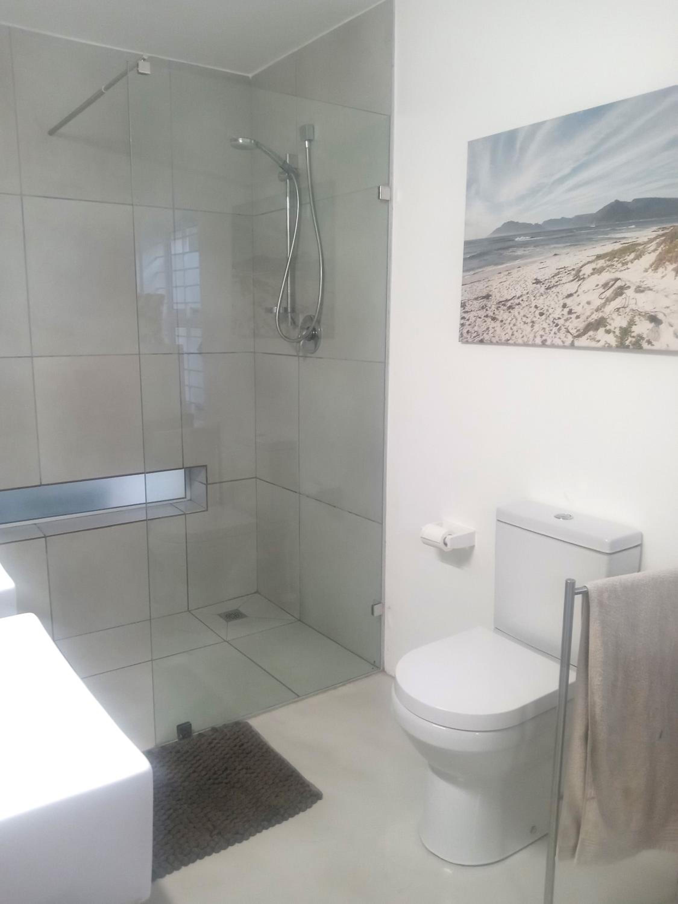2 bedroom cottage walking distance to beaches