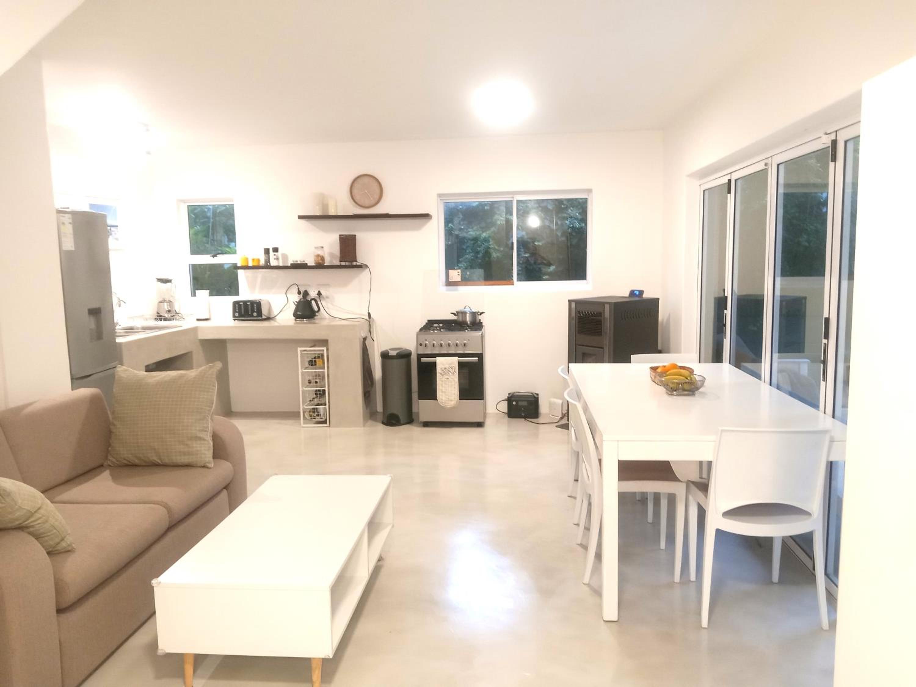 2 bedroom cottage walking distance to beaches