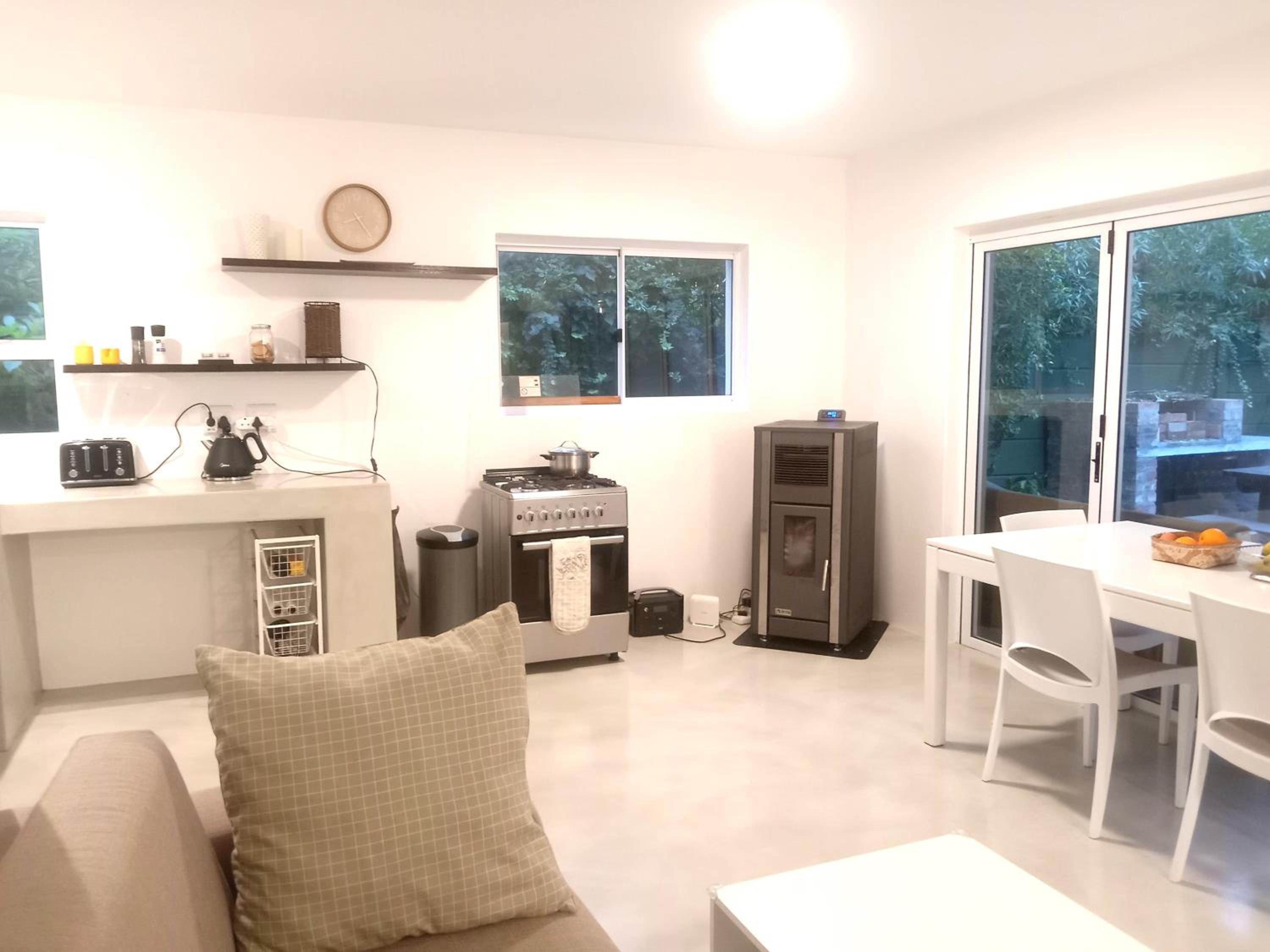2 bedroom cottage walking distance to beaches
