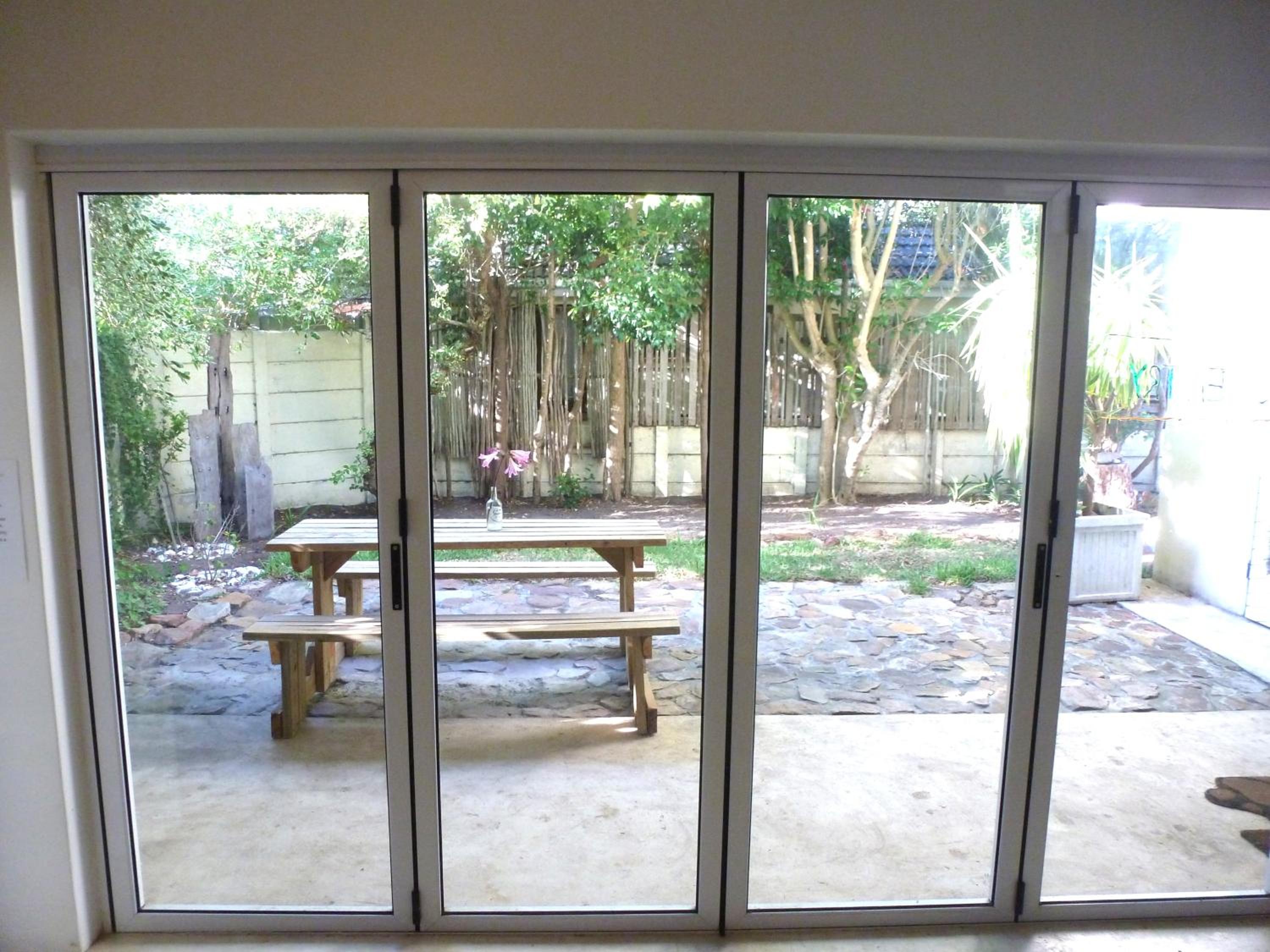 2 bedroom cottage walking distance to beaches