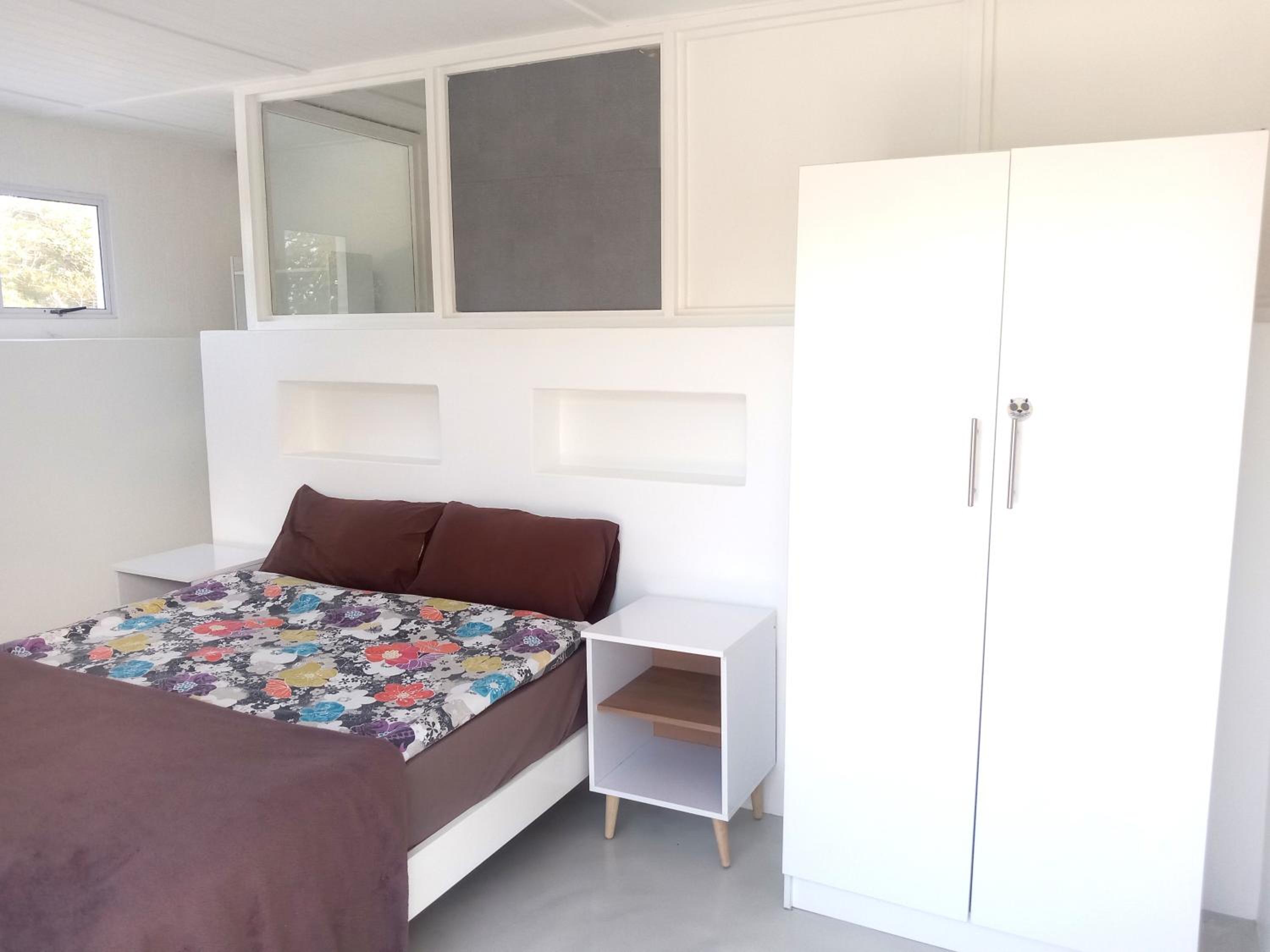2 bedroom cottage walking distance to beaches
