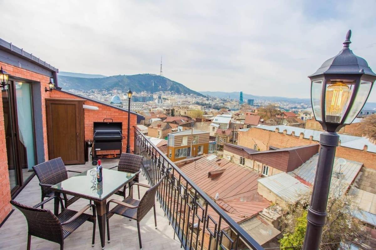 2BR Apt w terrace & stunning views view 4