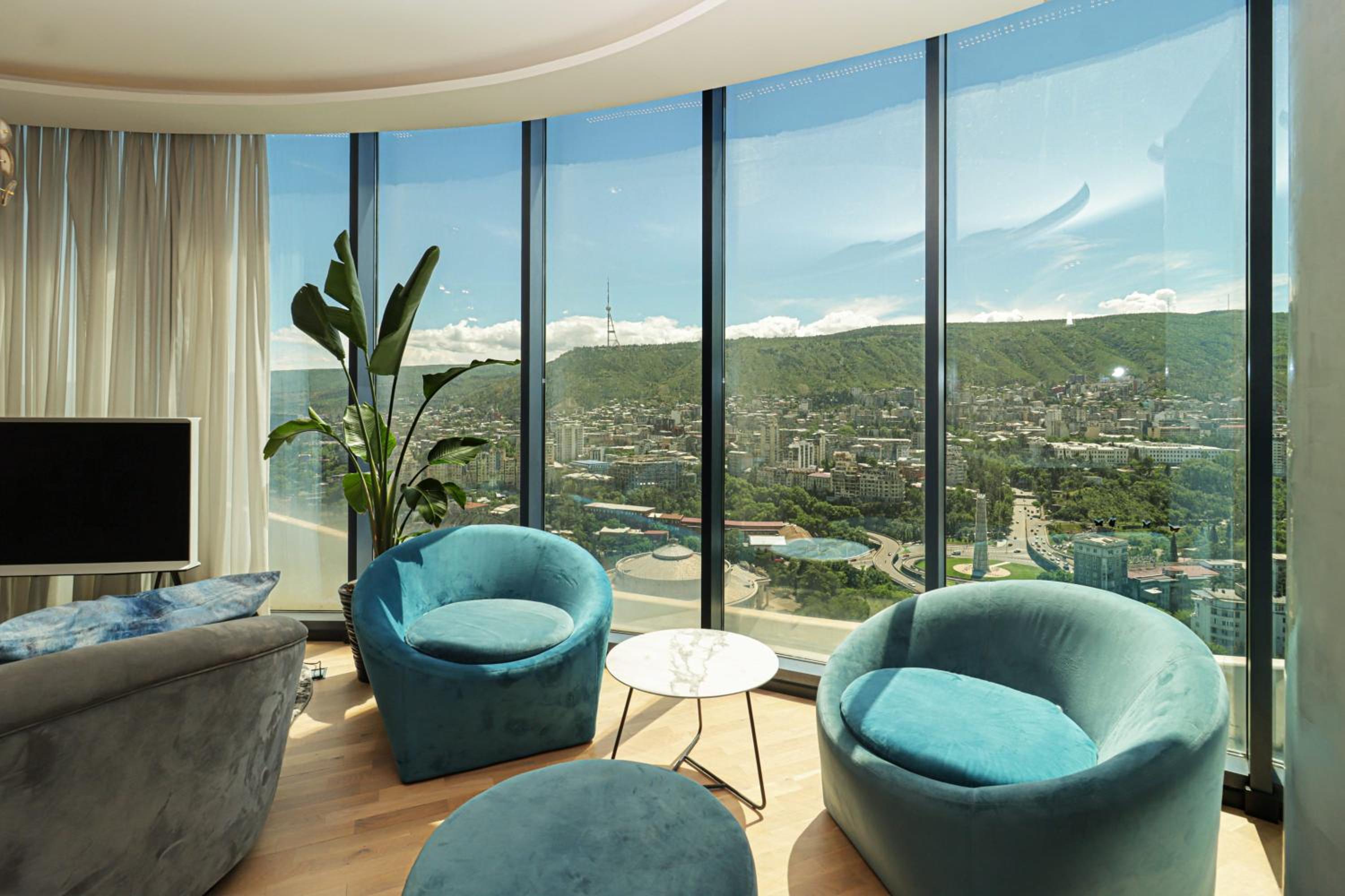 Luxury Hotel Apartment With Stunnig Views For 4 - by Wehost view 2