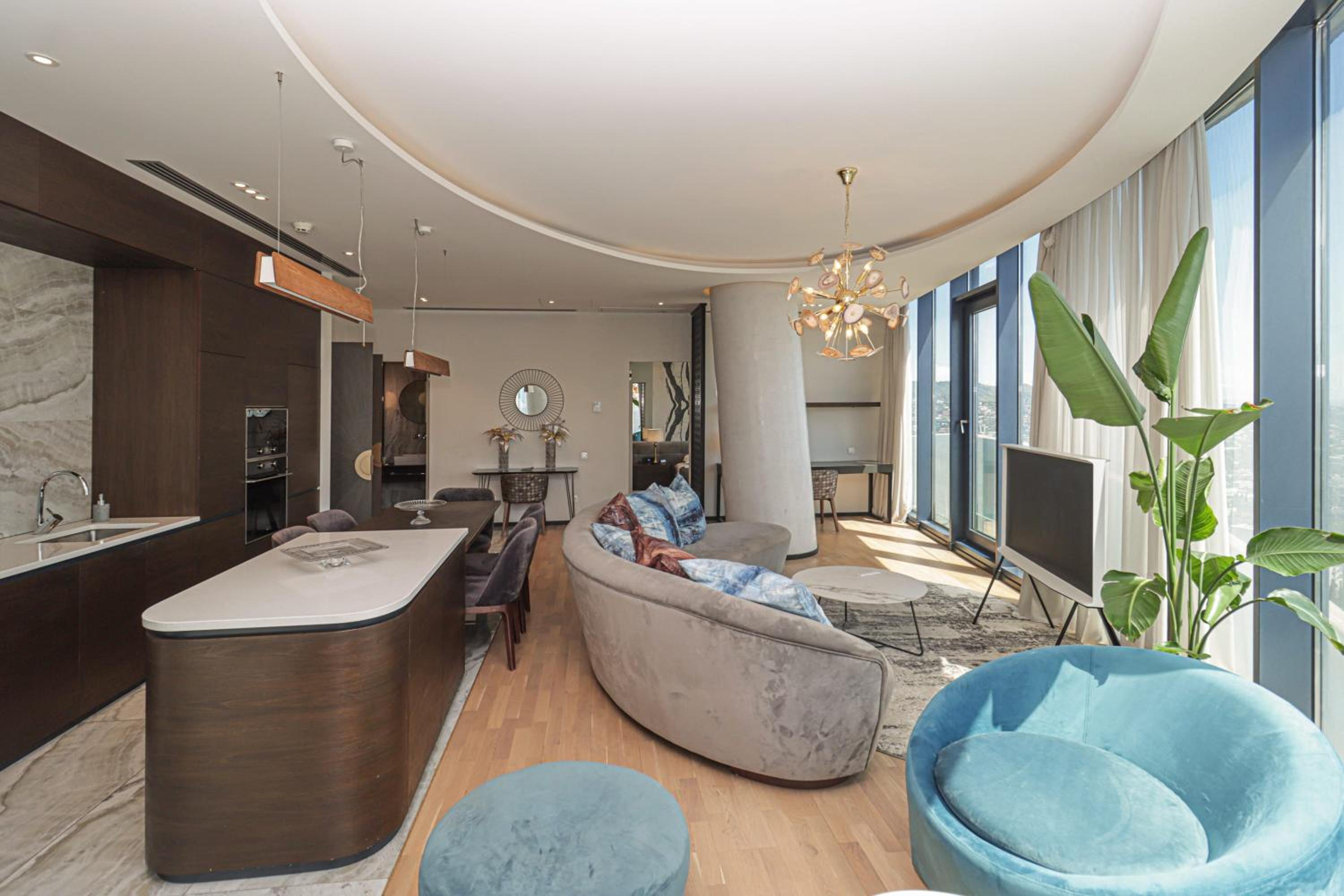 Luxury Hotel Apartment With Stunnig Views For 4 - by Wehost view 3