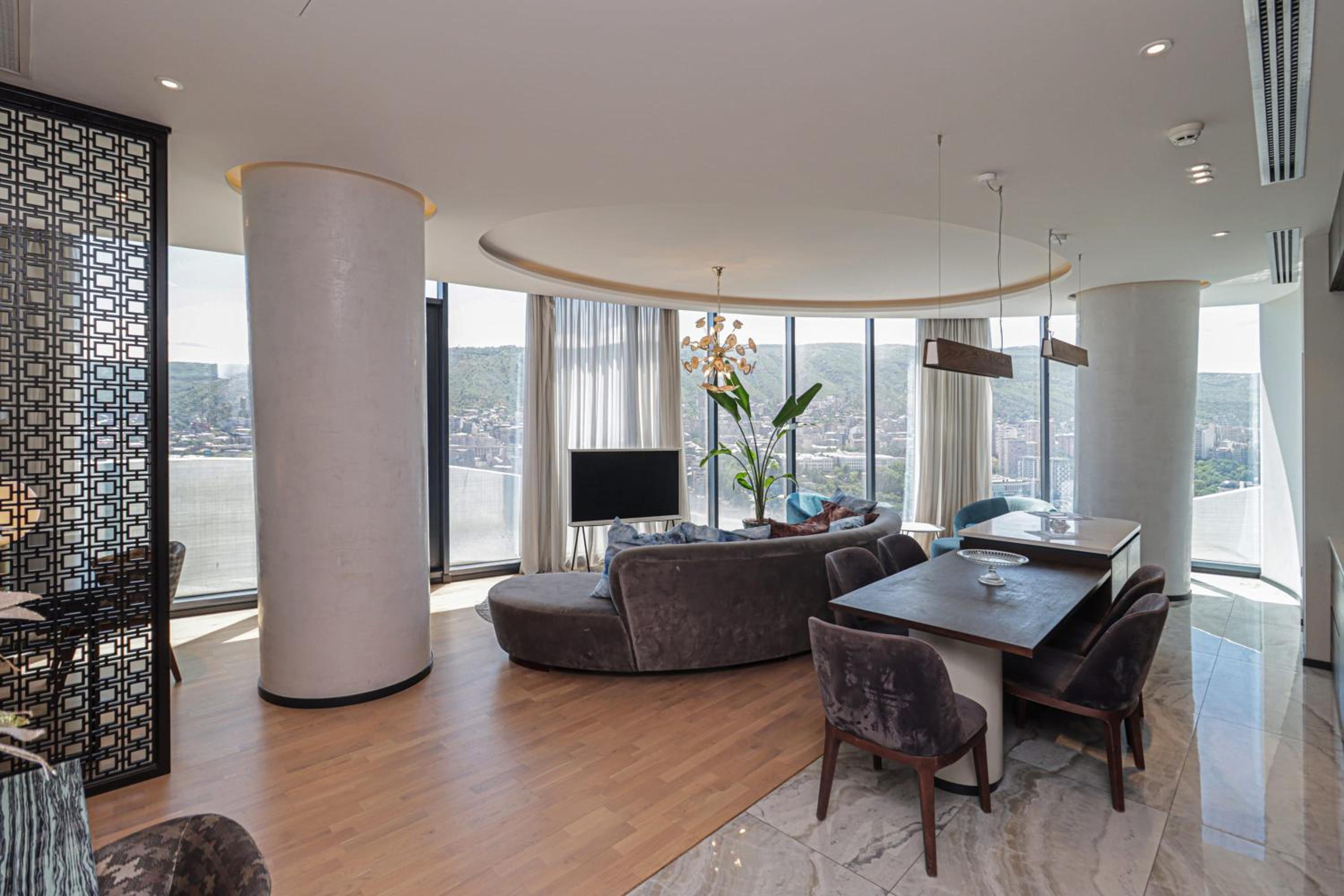 Luxury Hotel Apartment With Stunnig Views For 4 - by Wehost view 5