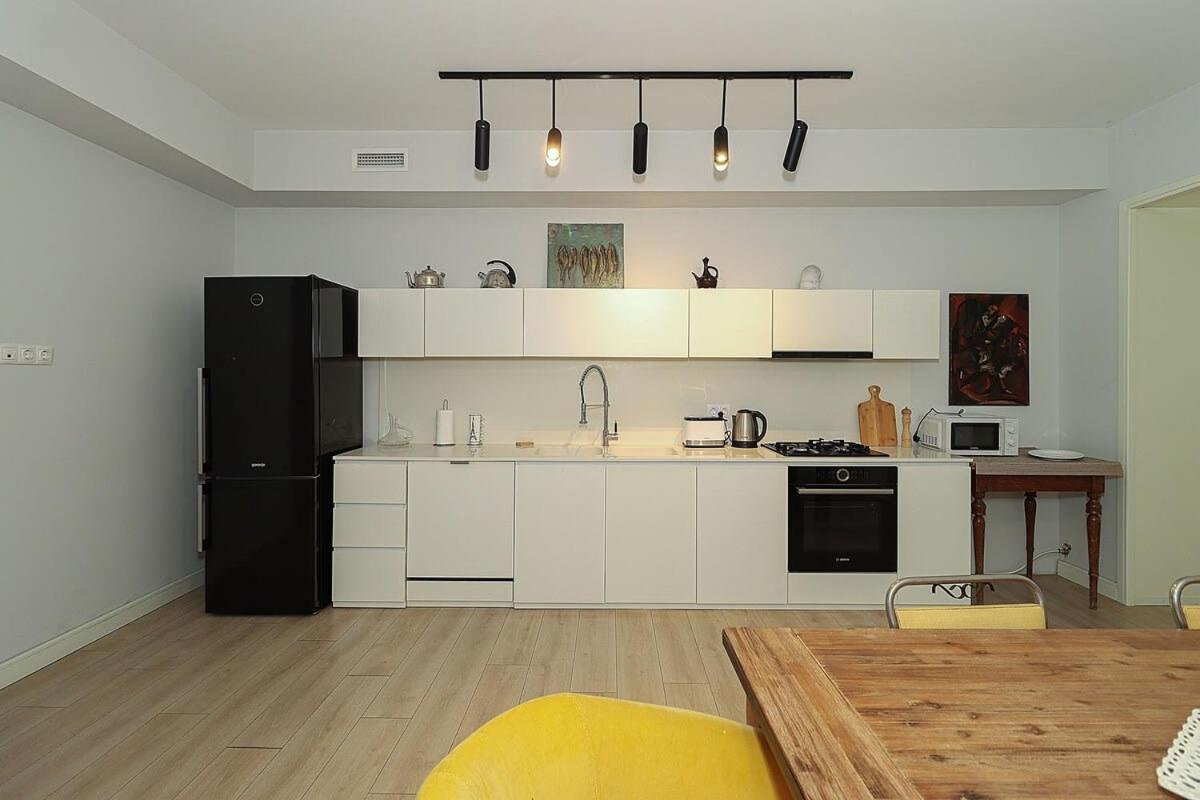 Mtatsminda Cozy Apt: Central & Comfy - By Wehost view 3