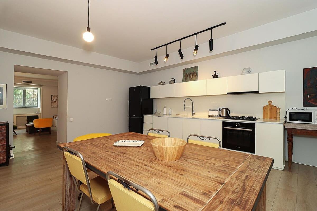 Mtatsminda Cozy Apt: Central & Comfy - By Wehost view 4