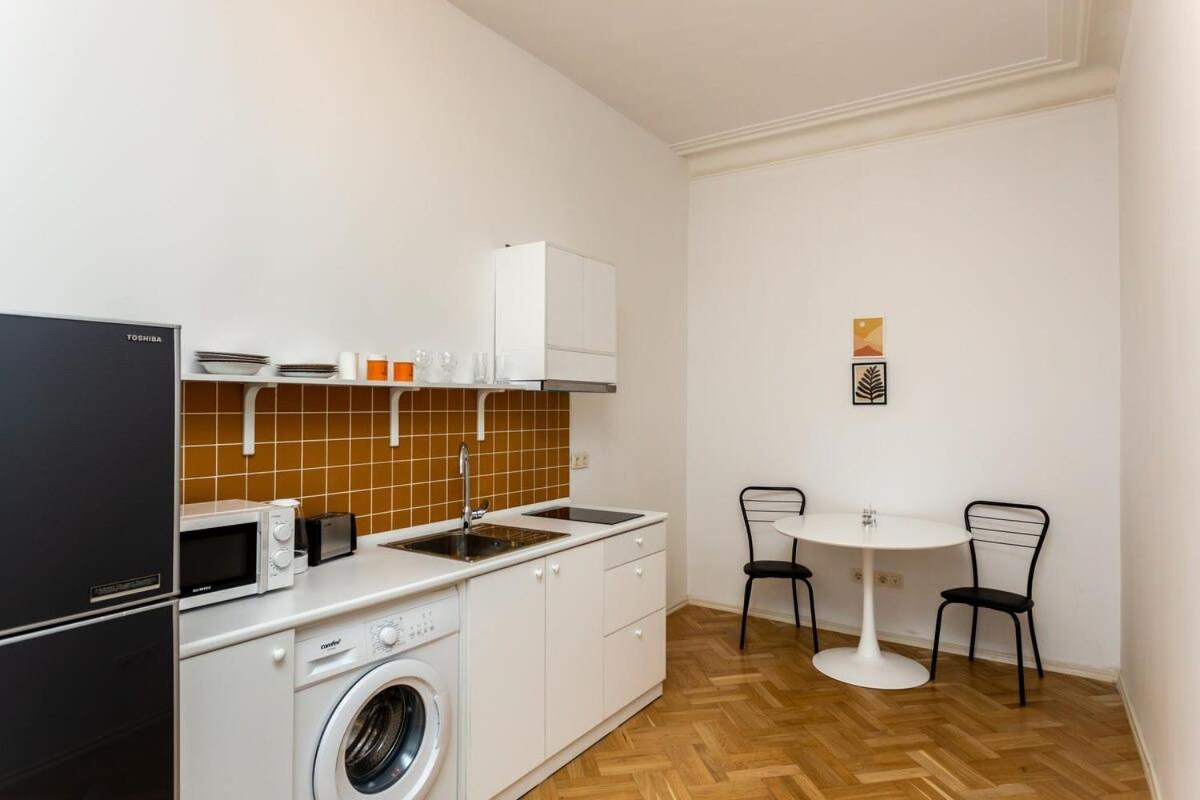 Modern Apartment Next to Stamba and Rooms