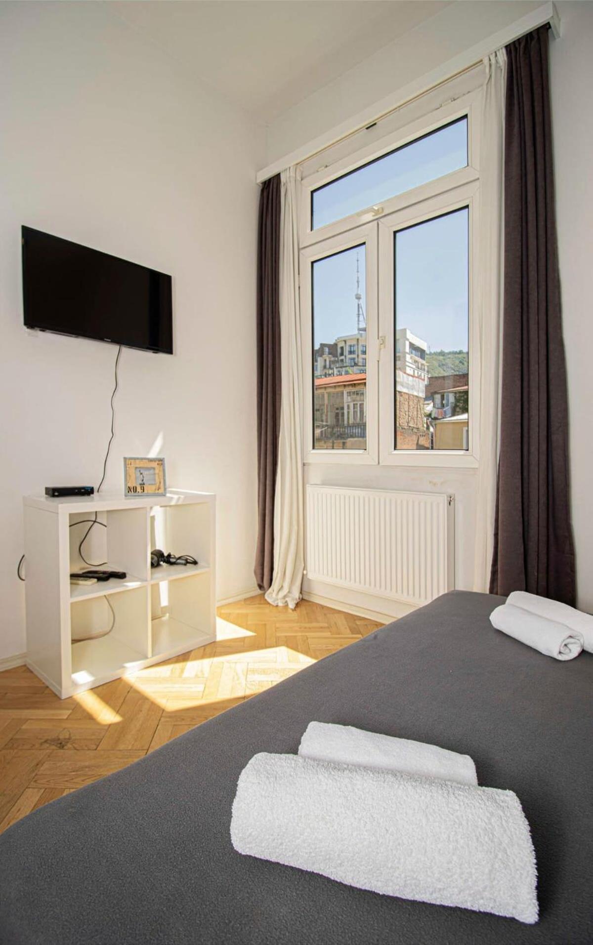 Modern Apartment Next to Stamba and Rooms