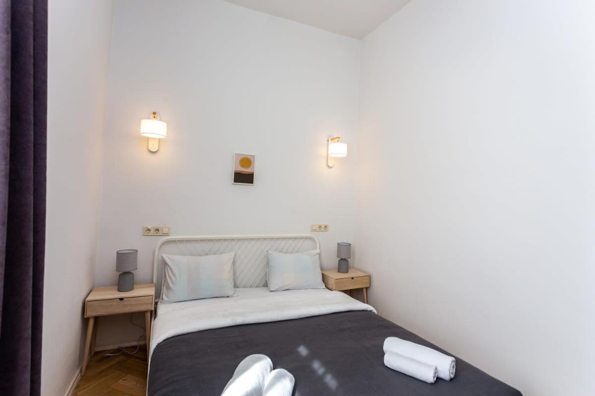 Modern Apartment Next to Stamba and Rooms
