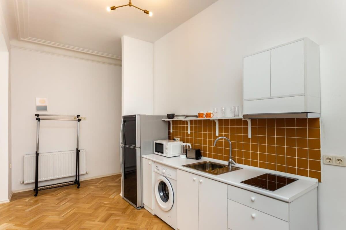 Modern Apartment Next to Stamba and Rooms