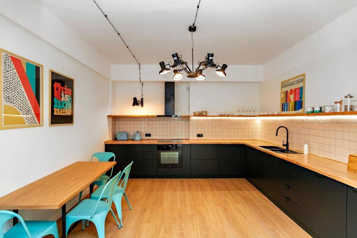 Stylish 2BR apt w huge terrace in Old Tbilisi view 3