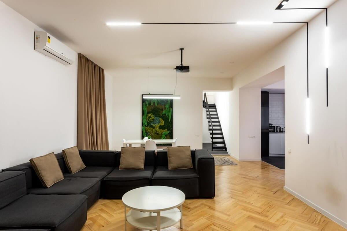 Super Cozy Stylish Apartment For 4 In Tbilisi view 5