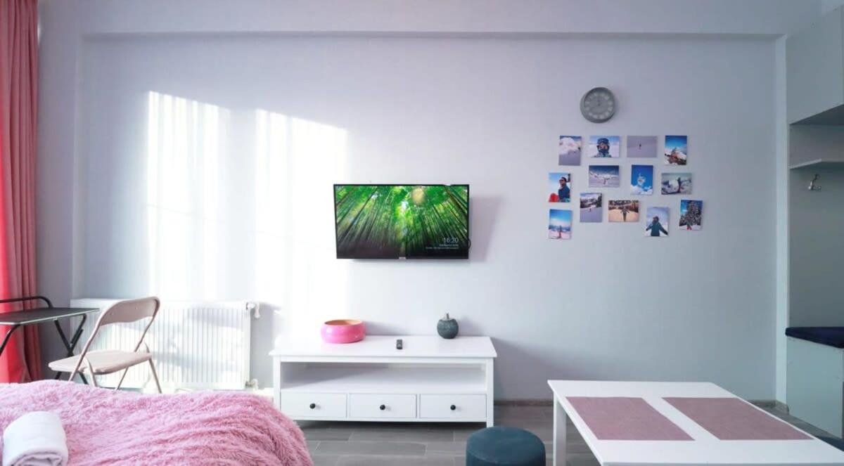 Stylish Ski in Out Apartment w Amazing views view 3