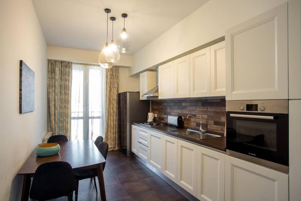 Stylish 2 BR Apartment on Chavchavadze Avenue