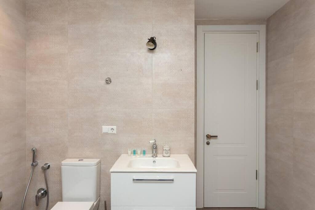 Stylish 2 BR Apartment on Chavchavadze Avenue