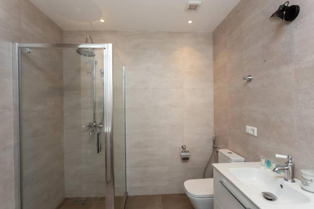 Stylish 2 BR Apartment on Chavchavadze Avenue