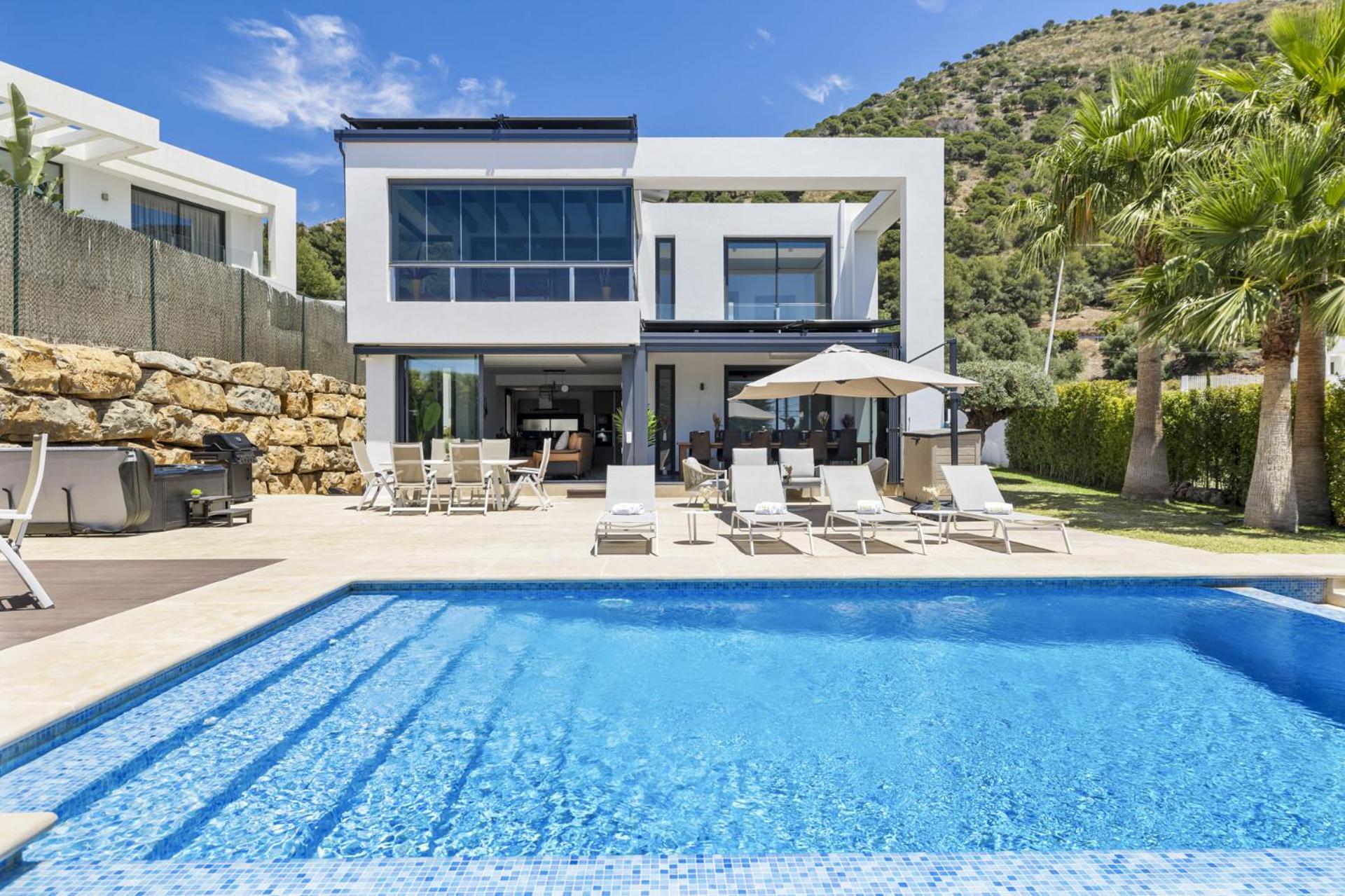 ViVi Homes - Villa Yara Pool, Sauna, Jacuzzi & Cinema