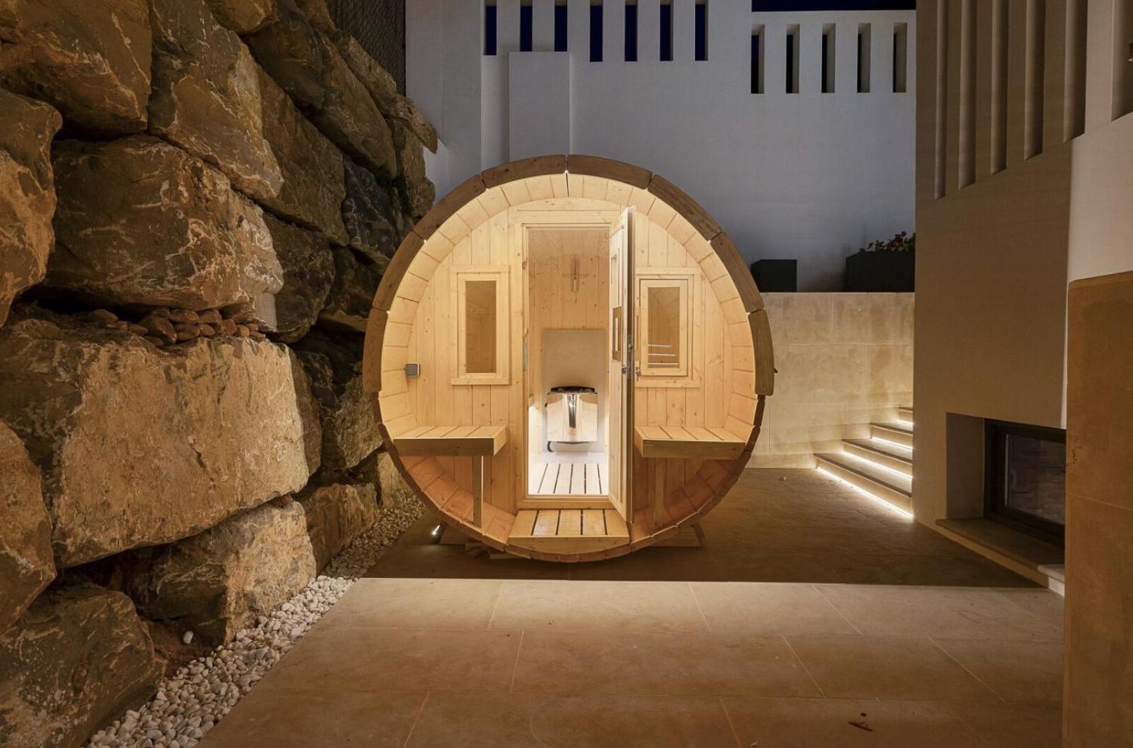 ViVi Homes - Villa Yara Pool, Sauna, Jacuzzi & Cinema