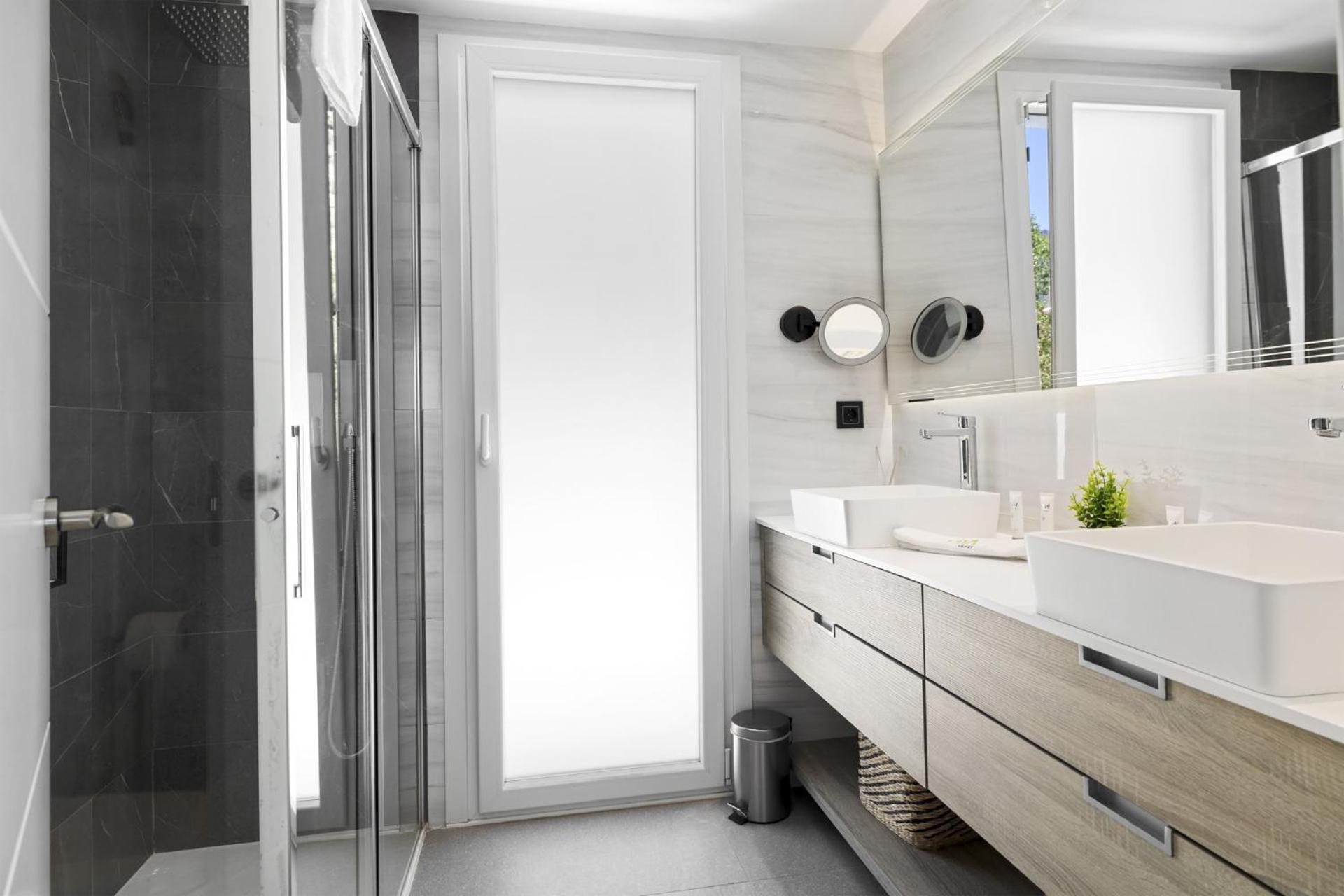 ViVi Homes - Villa Yara Pool, Sauna, Jacuzzi & Cinema