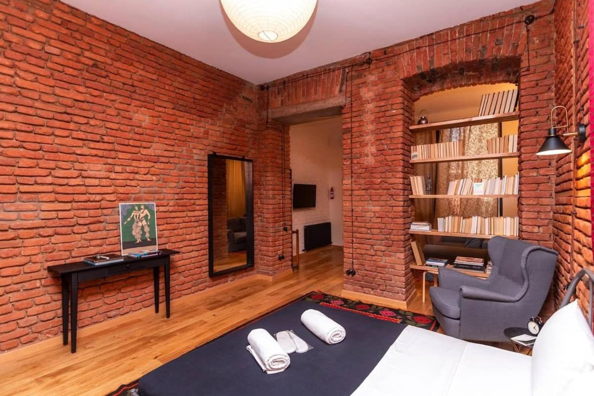 Stylish 1BR apt Close to Rustaveli Avenue view 2