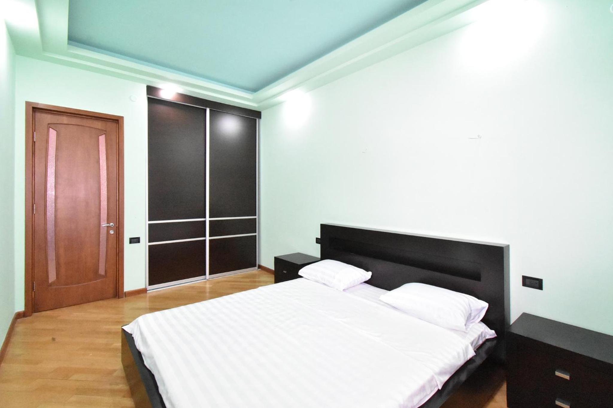 Amiryan street, 3 bedrooms Grand and Sunny apartmet AM2711