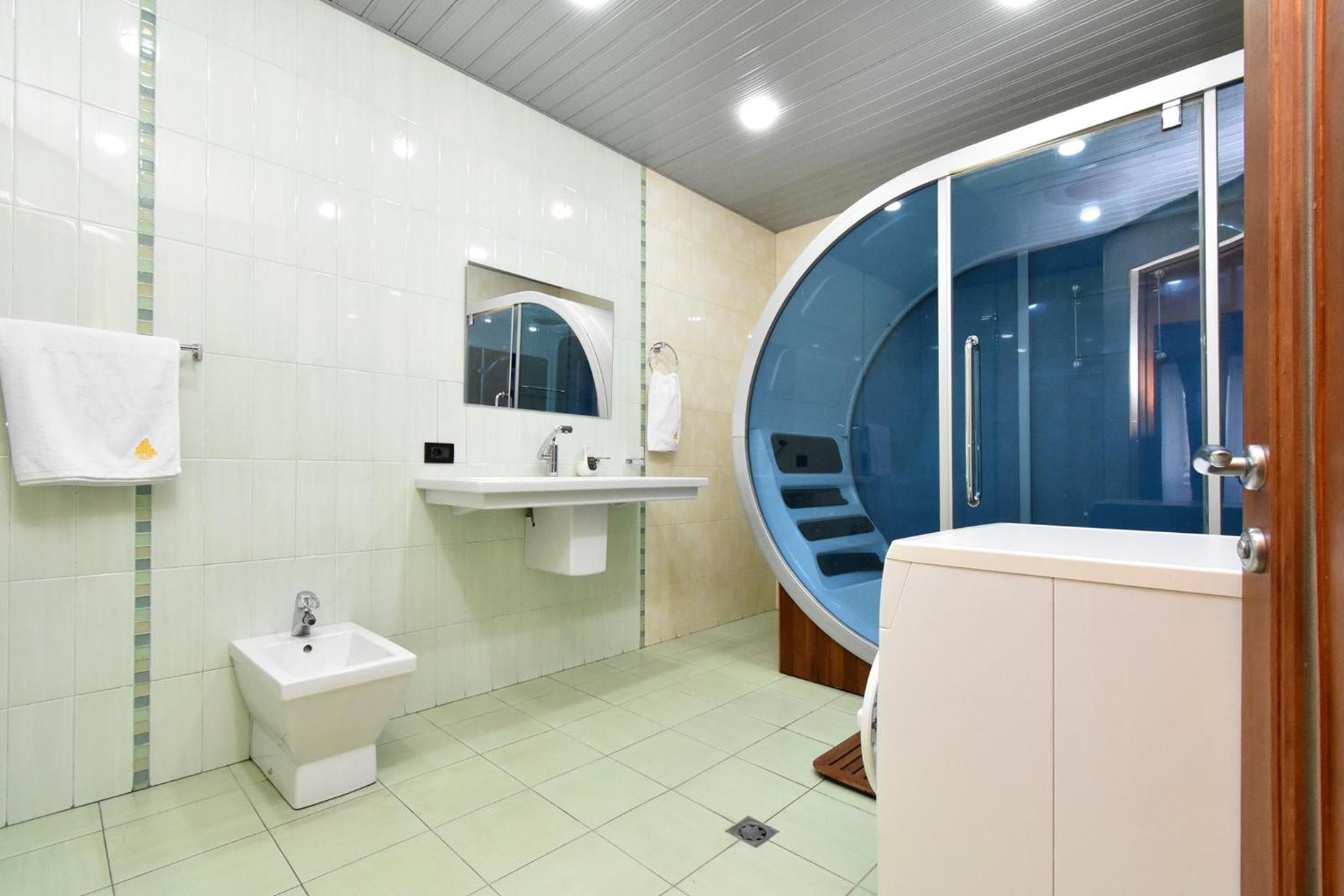 Amiryan street, 3 bedrooms Grand and Sunny apartmet AM2711