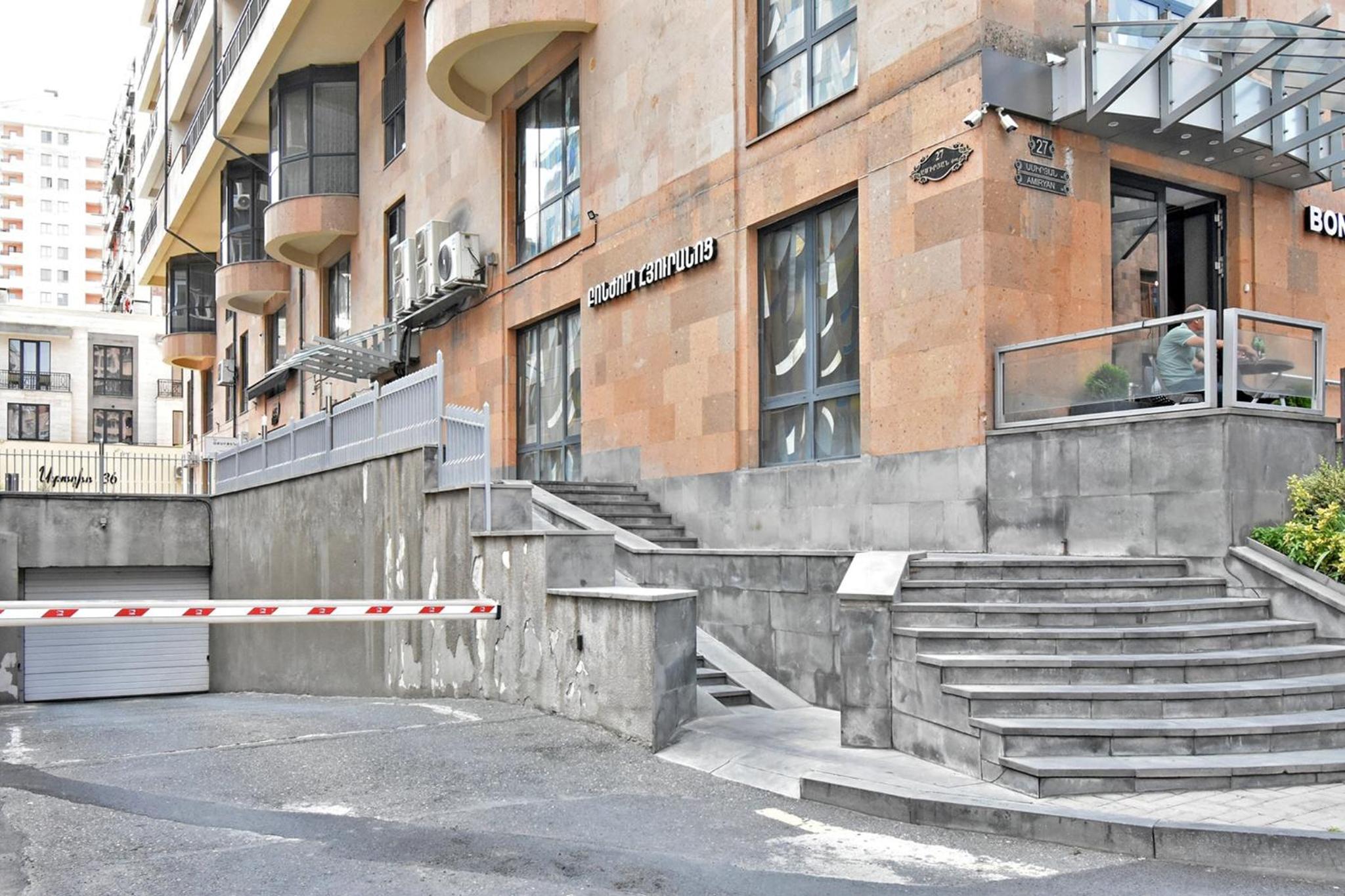 Amiryan street, 3 bedrooms Grand and Sunny apartmet AM2711