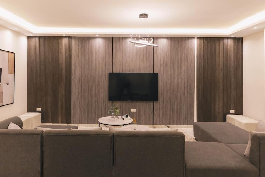 Signature Stays Breezy Modern Apt