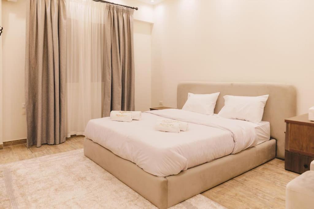 Signature Stays Breezy Modern Apt