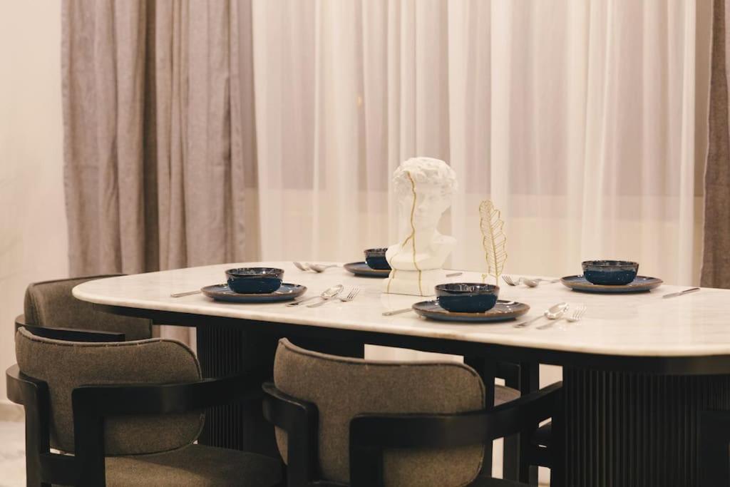 Signature Stays Breezy Modern Apt