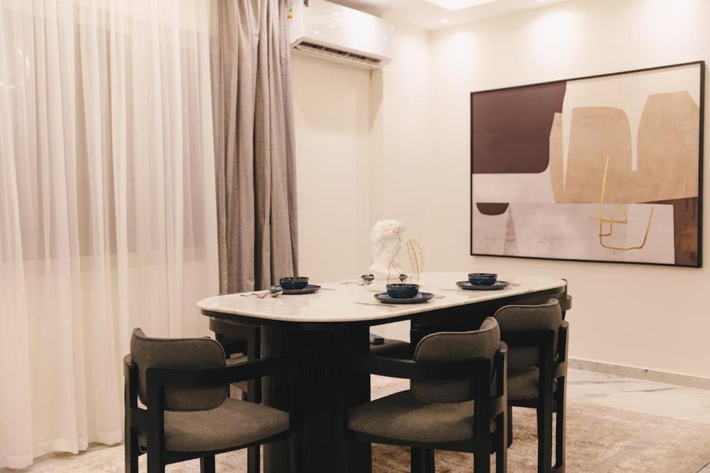 Signature Stays Breezy Modern Apt