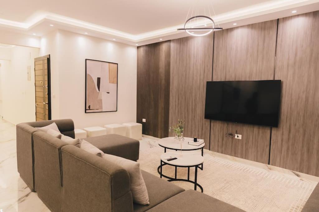 Signature Stays Breezy Modern Apt