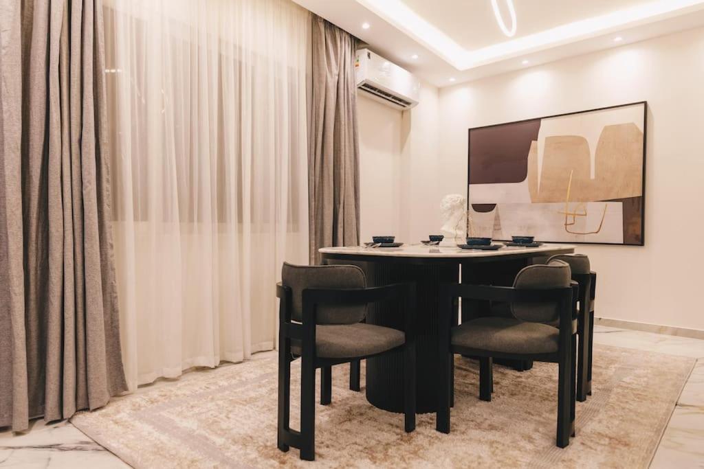 Signature Stays Breezy Modern Apt