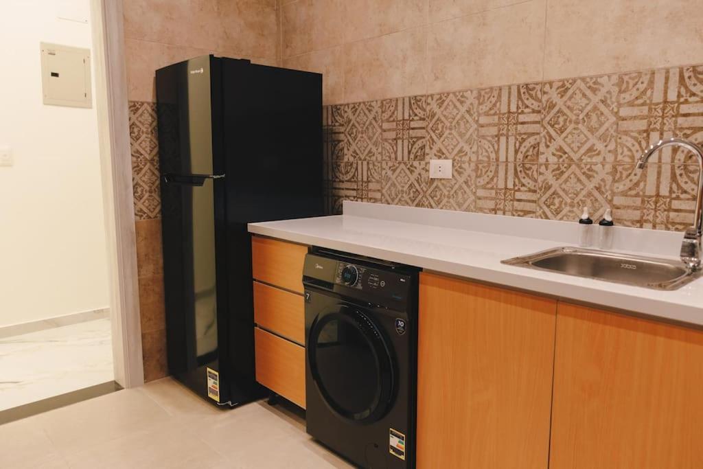 Signature Stays Breezy Modern Apt