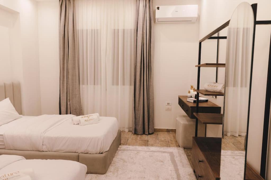 Signature Stays Breezy Modern Apt
