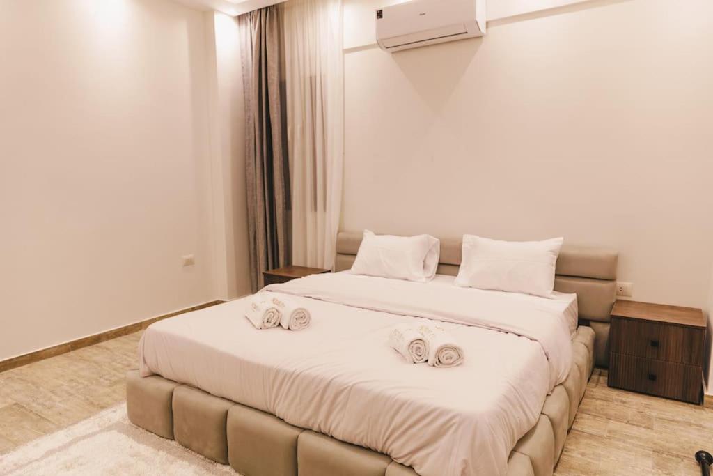 Signature Stays Breezy Modern Apt
