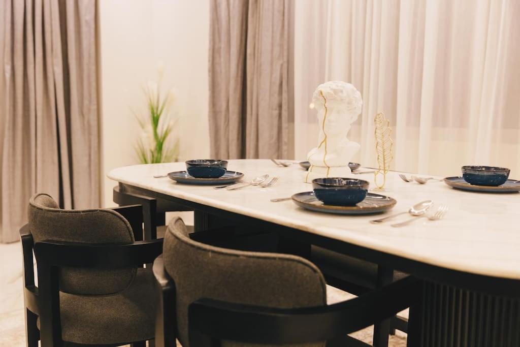 Signature Stays Breezy Modern Apt