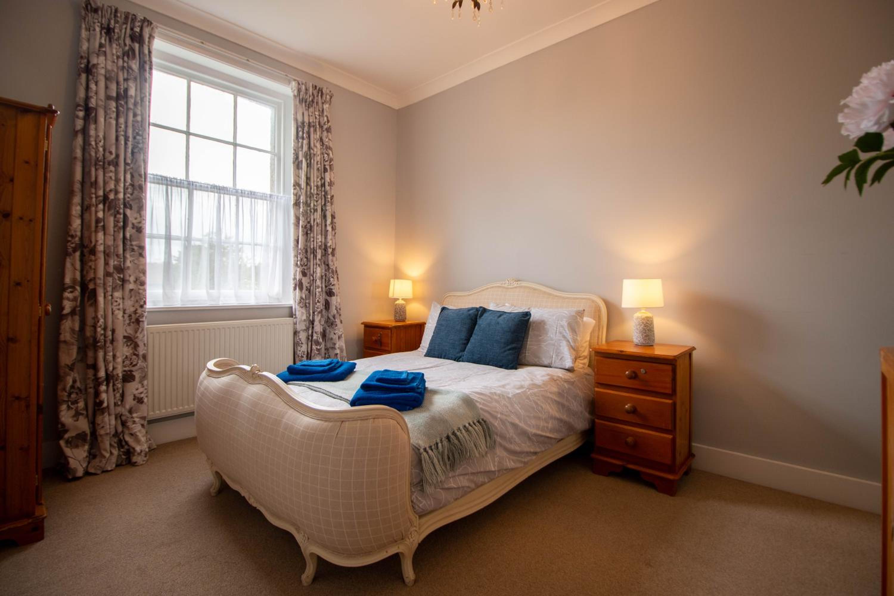 Grand 2 bed Georgian apartment at Florence House with king bed, in the heart of Herne Bay & 300m from beach view 3