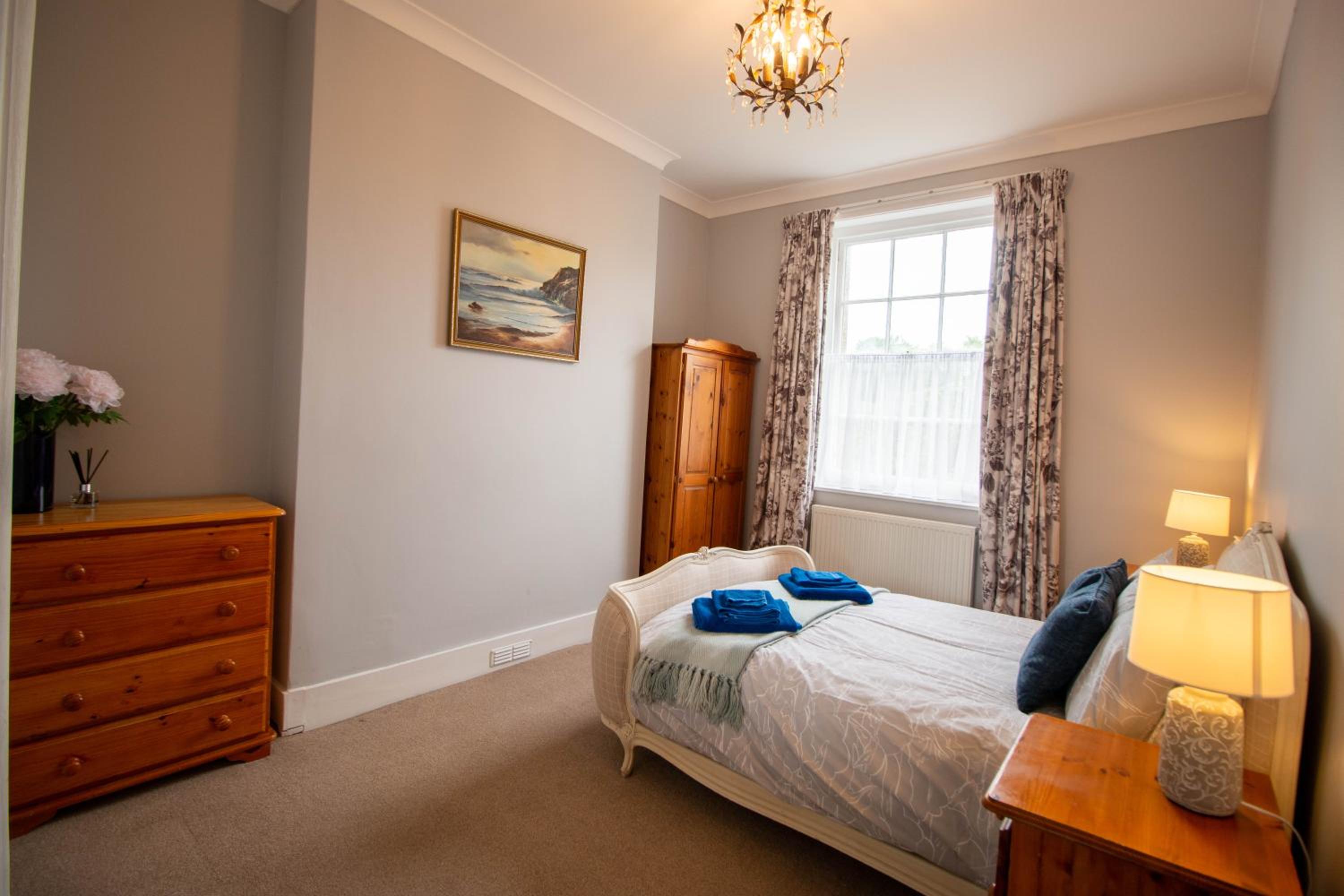 Grand 2 bed Georgian apartment at Florence House with king bed, in the heart of Herne Bay & 300m from beach view 4